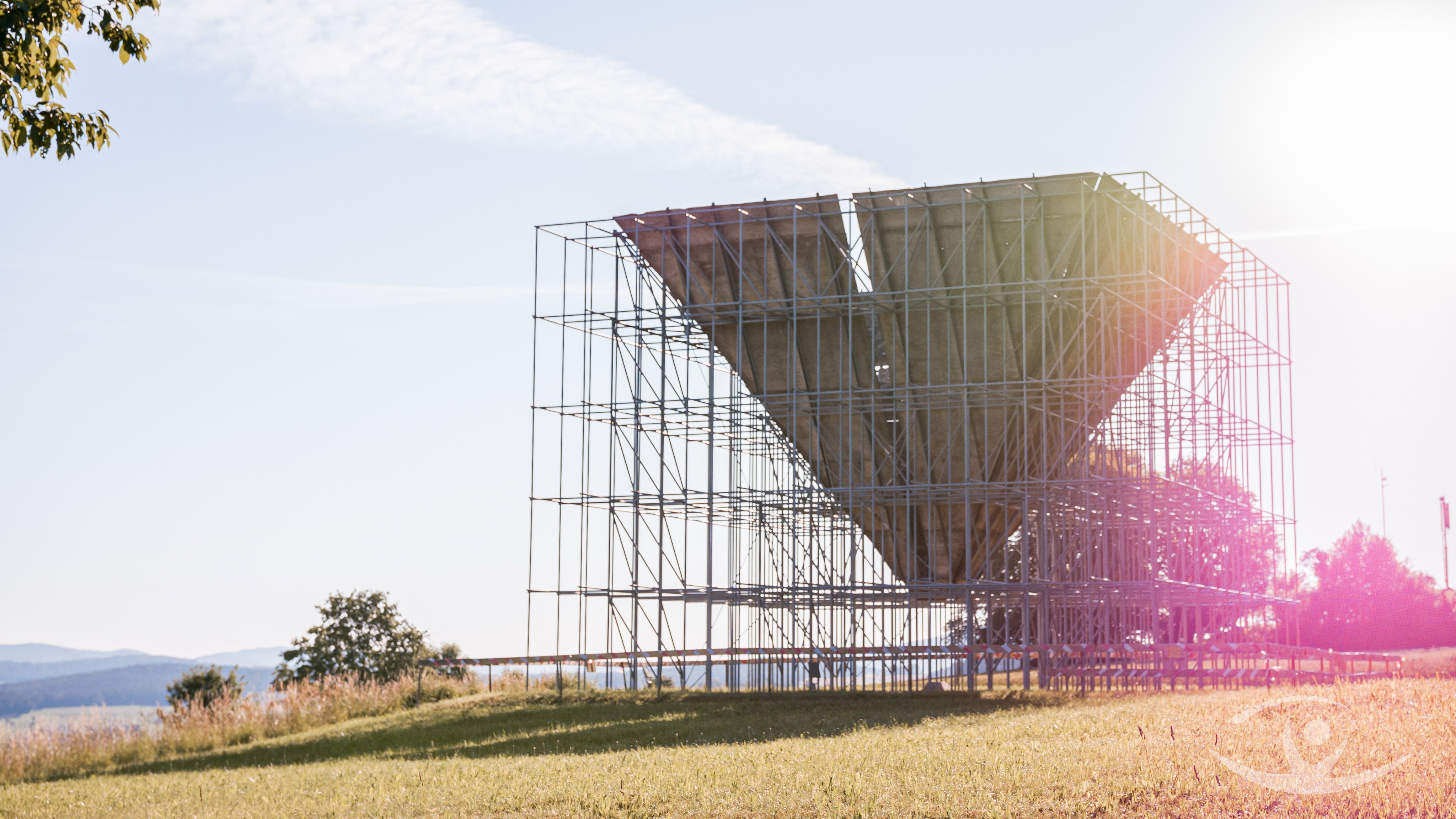 Auf dem Kopf stehende Kunstpyramide Eschlkam