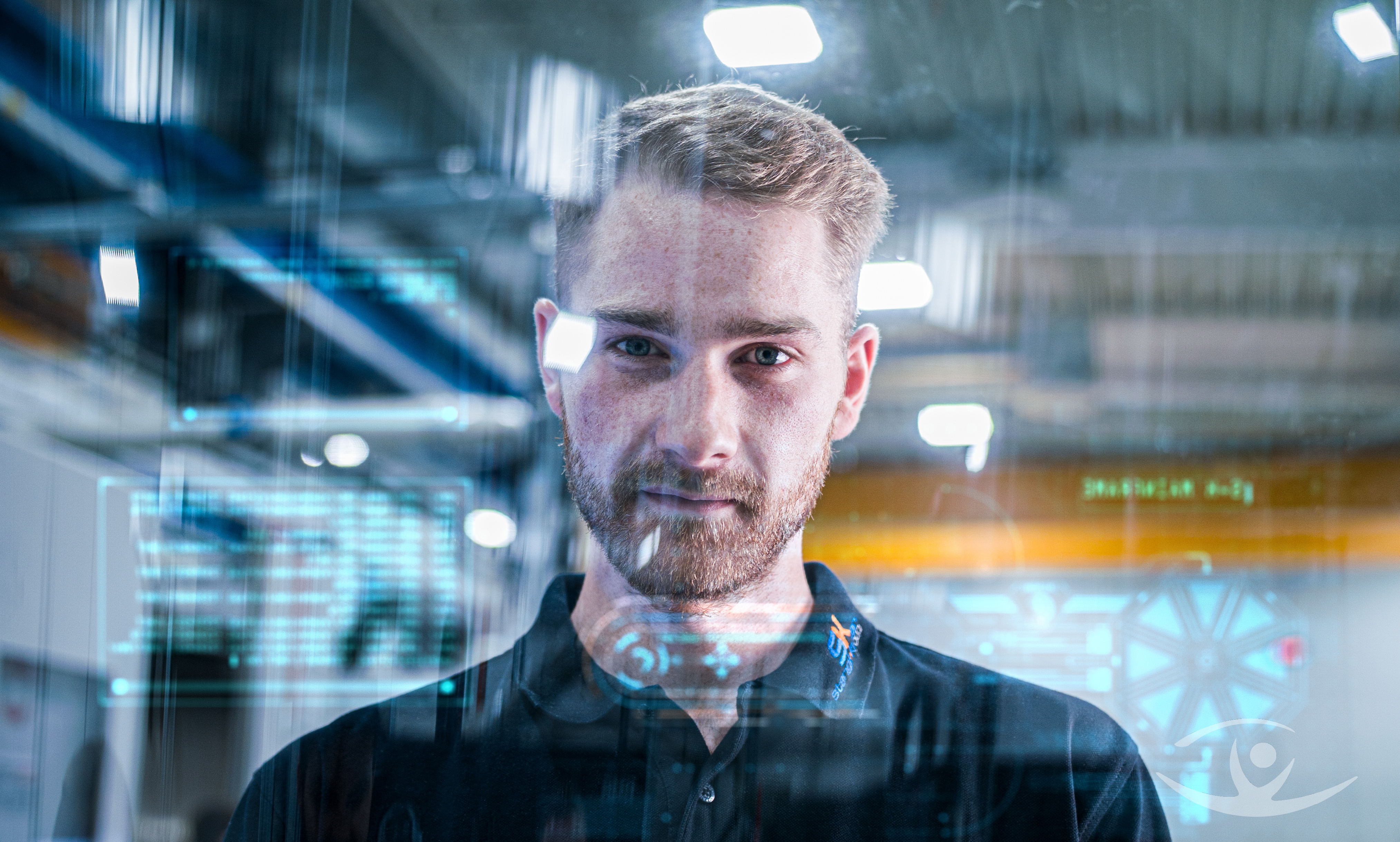 Techniker der Stangel & Kulzer Group betrachtet virtuelle Bildschirme