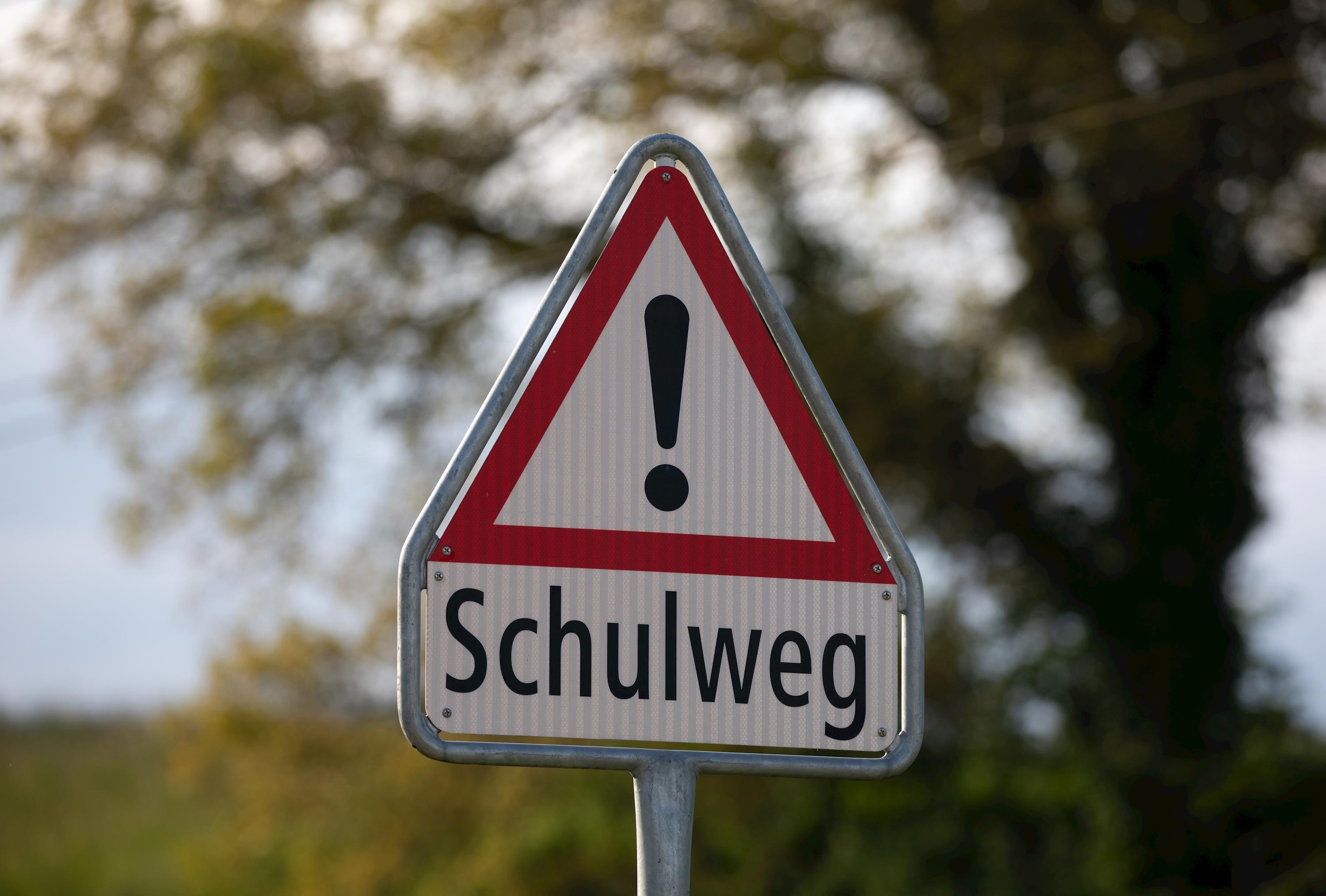 Verkehrsschild: Achtung Schulweg