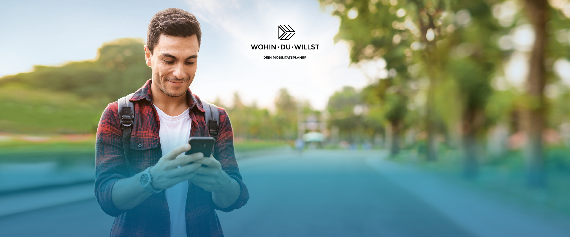 Mann schaut auf sein mobiles Telefon: Wohin Du willst - App