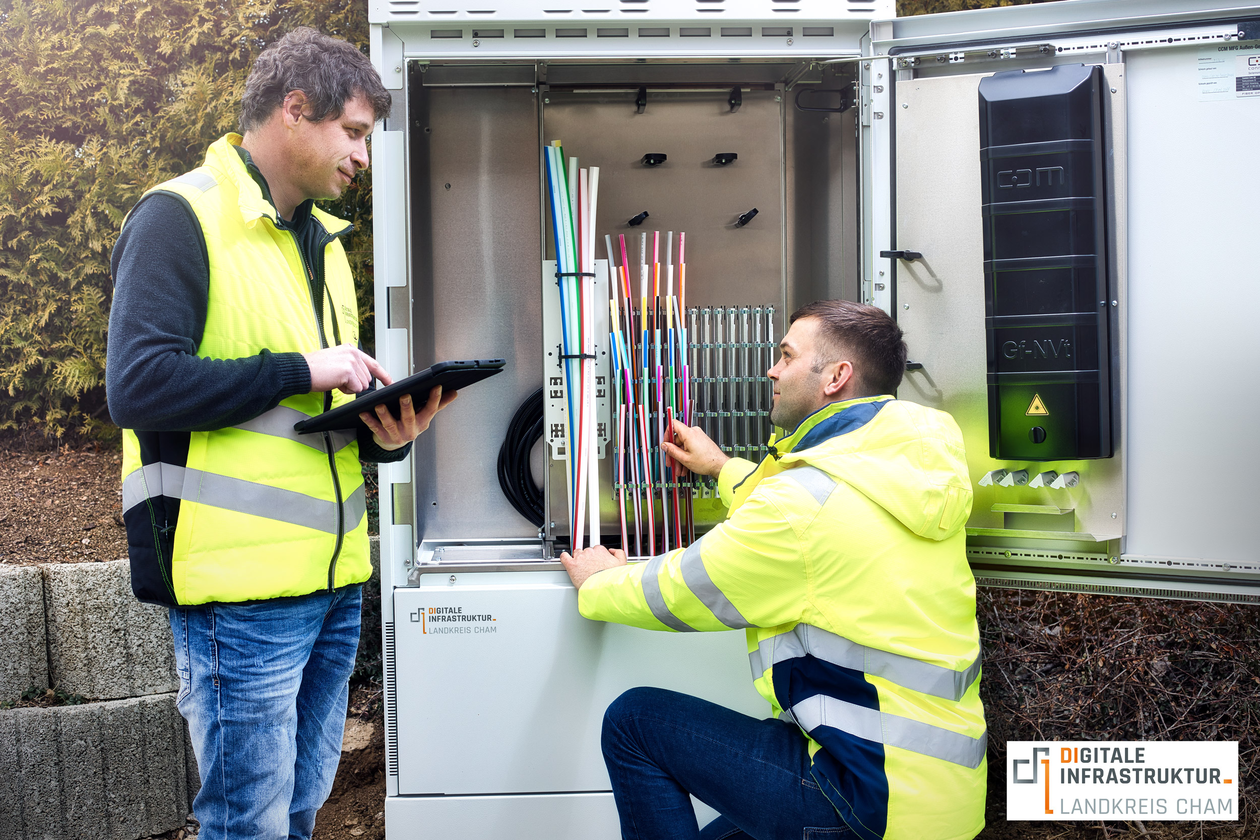 Techniker überprüfen den Verteilerkasten