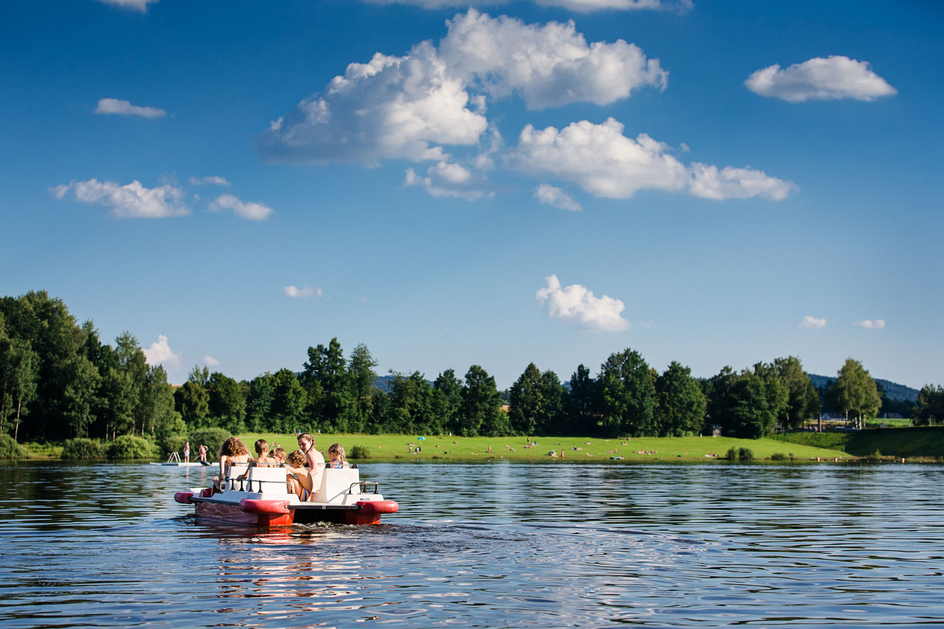 Kinder auf einem Tretboot auf dem Perlsee