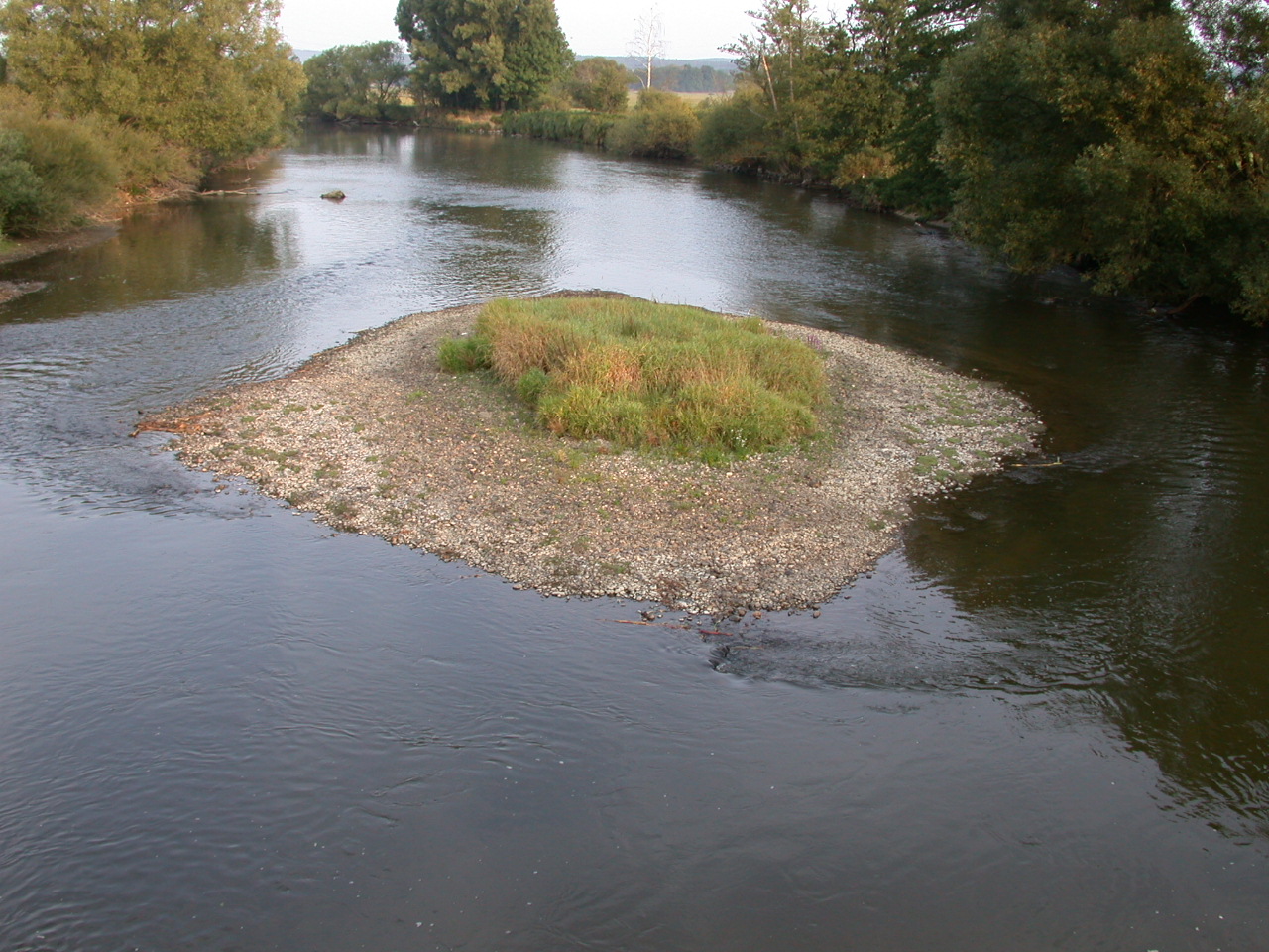 Eine Insel bei Niedrigwasser auf dem Regen