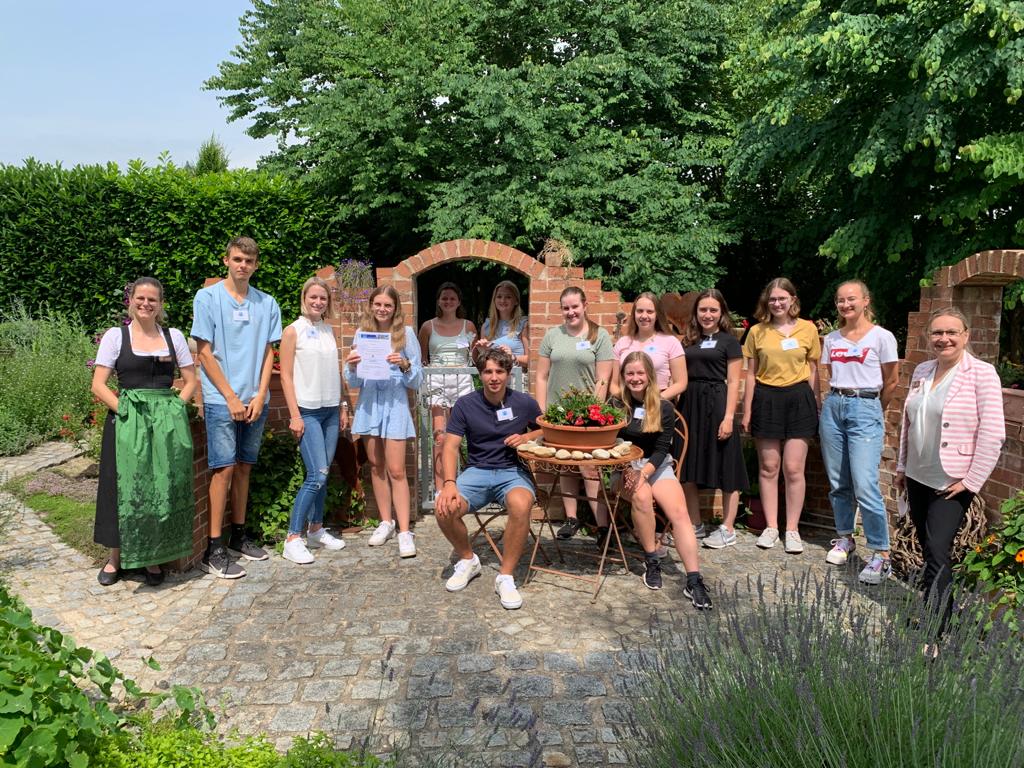 Gruppe junger Personen im Hotelgarten Bayerwaldhof