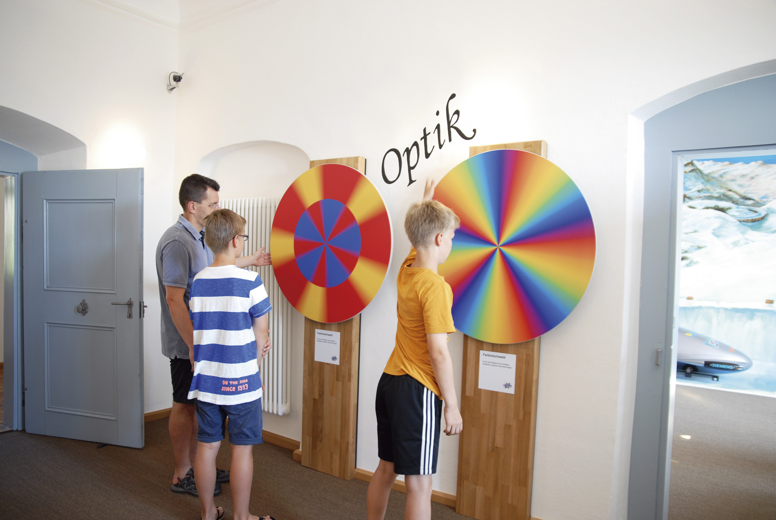 Xperium Optik Drehende Scheiben zeigen ein Regenbogen Muster