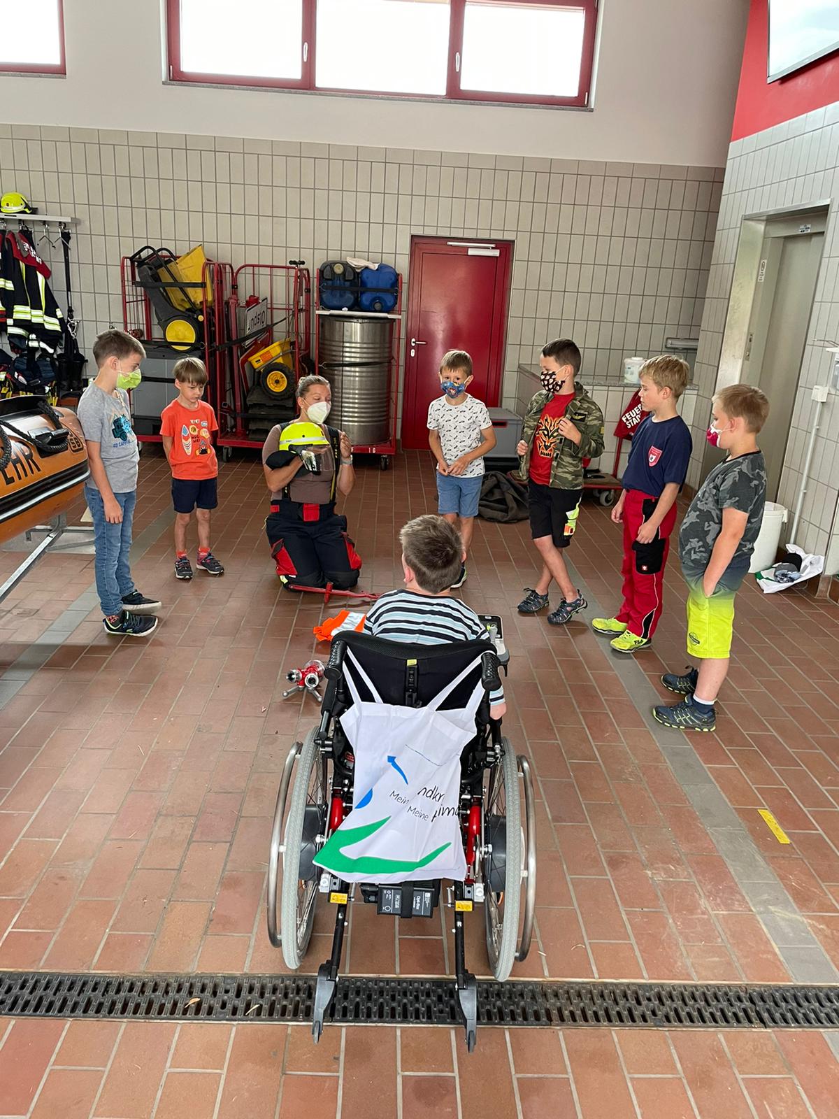 Kinder zu Besuch bei der Feuerwehr Roding