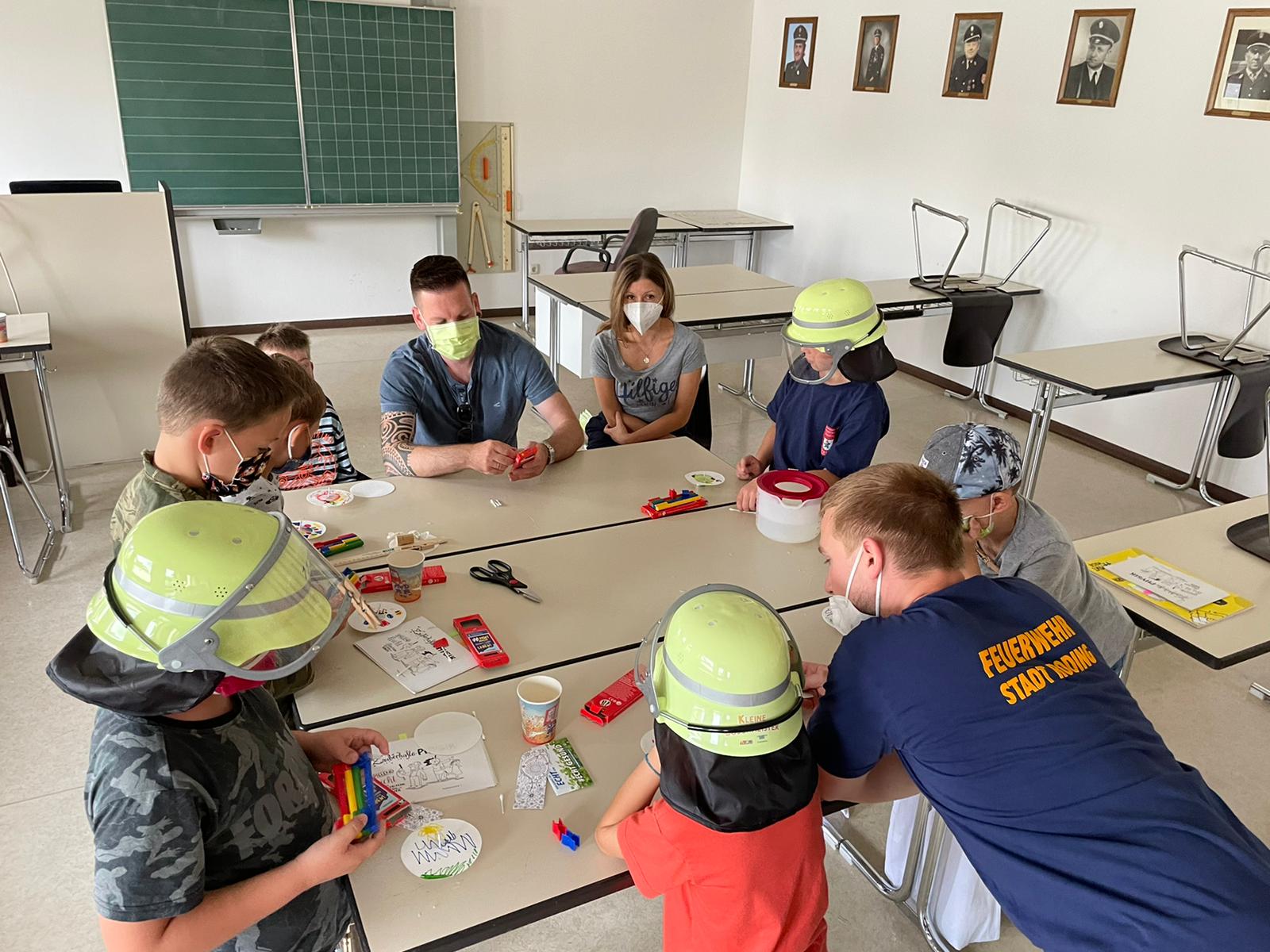 Kinder im Workshop bei der Feuerwehr Roding