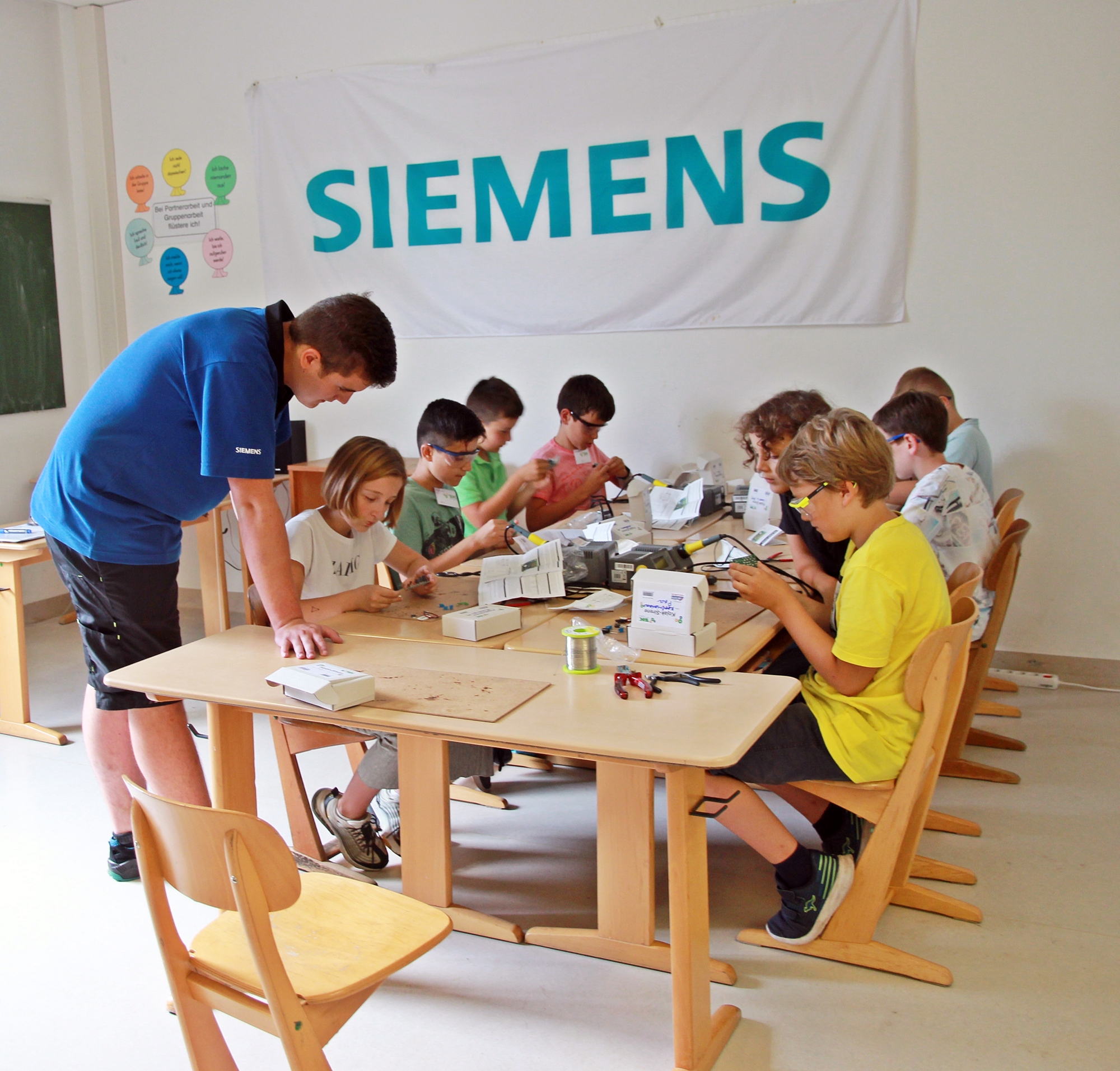 TfK Grundschule Cham 2021 (1) Kindergruppe am Technik Workshop der Firma Siemens