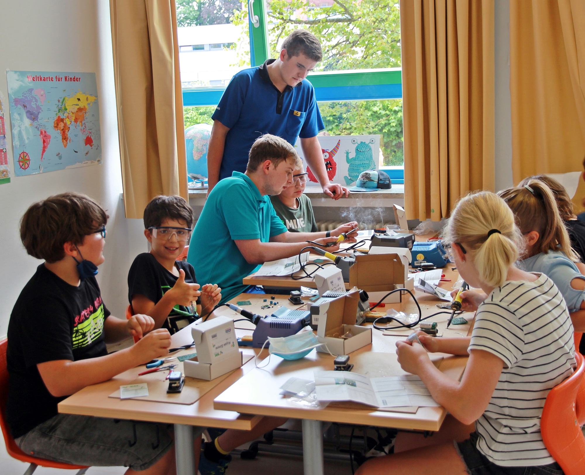 TfK Grundschule Cham 2021 (2) Kindergruppe am Technik Workshop der Firma Siemens