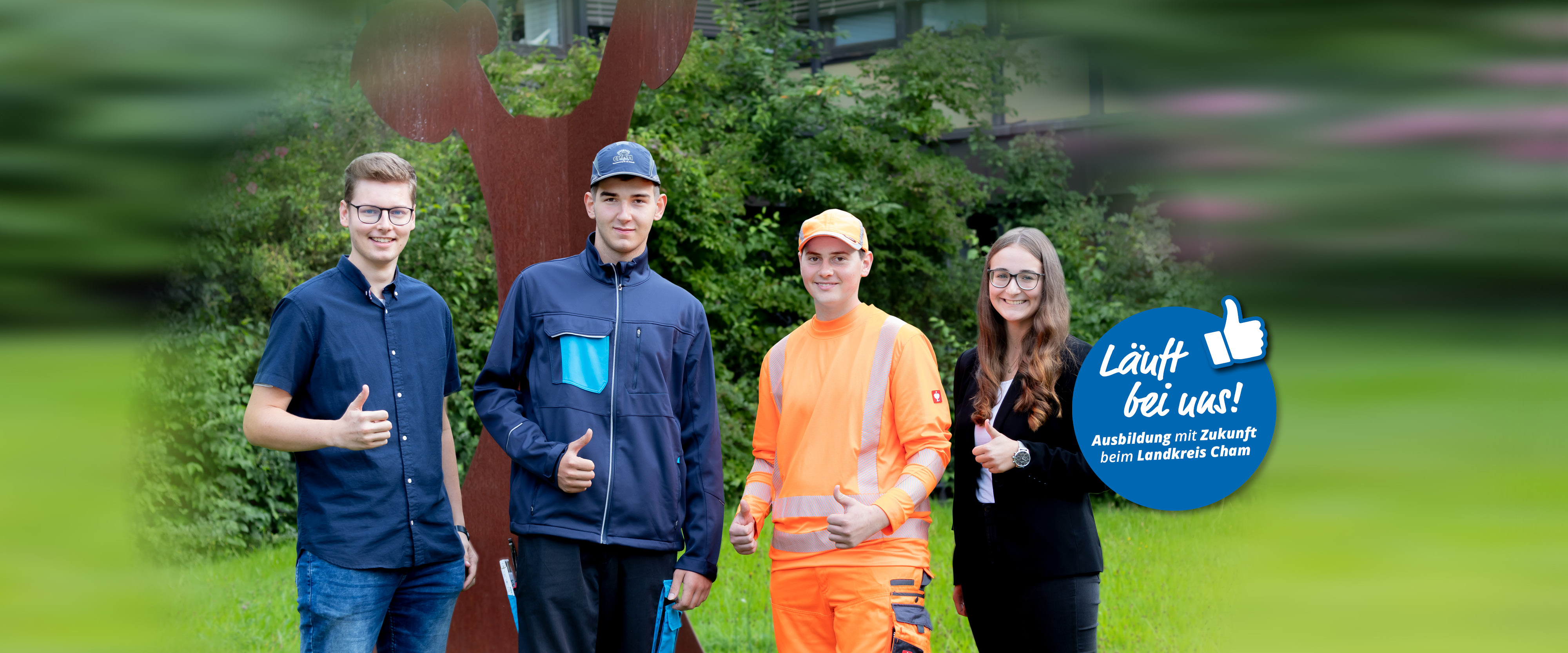 Vier Auszubildende vor dem Landratsamt: Ausbildung mit Zukunft!