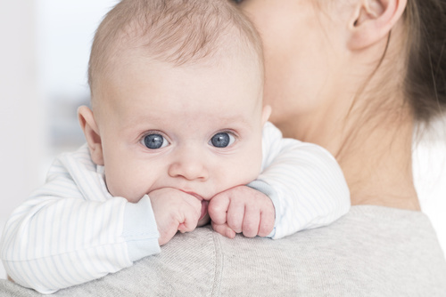 Mutter mit Baby auf dem Arm