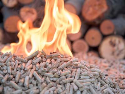 Wer den alten Ölkessel durch eine z.B. moderne Pelletheizung ersetzt, kann bis zu 45% Fördermittel erhalten (Foto: AdobeStock)