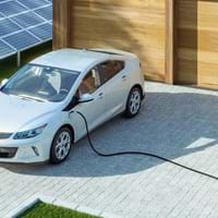 Ein Elektroauto kann bequem zuhause geladen werden (Quelle: AdobeStock)