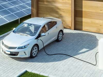 Ein Elektroauto kann bequem zuhause geladen werden (Quelle: AdobeStock)