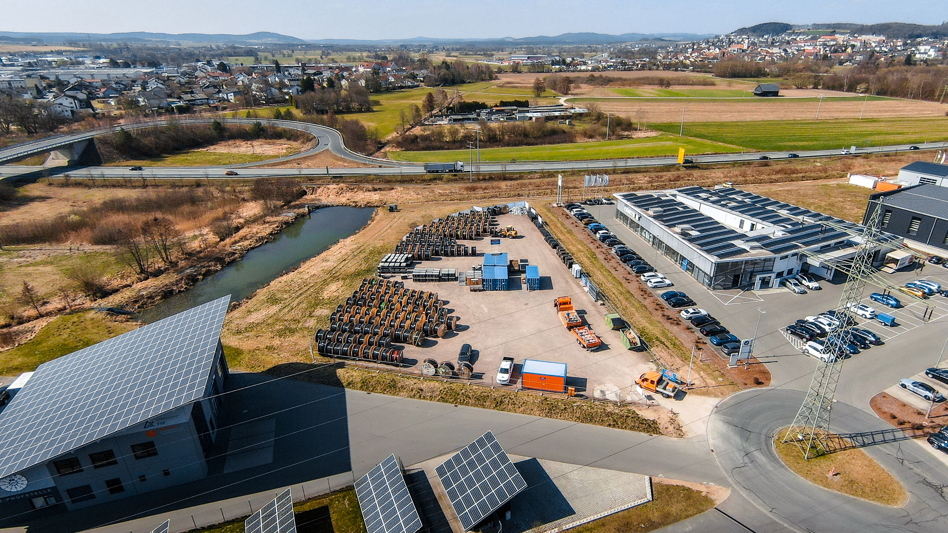 Luftbild Lagerplatz von Glasfaserkabeltrommeln der Firma Rädlinger