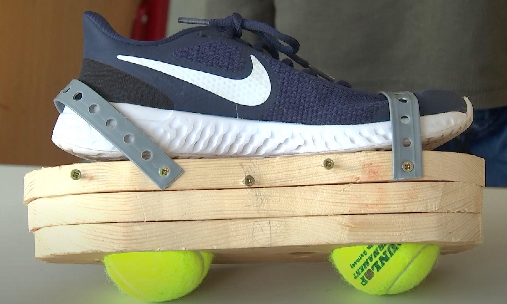 Prototyp eines Gesundheitsschuhs aus Holzscheiben und Tennisbällen