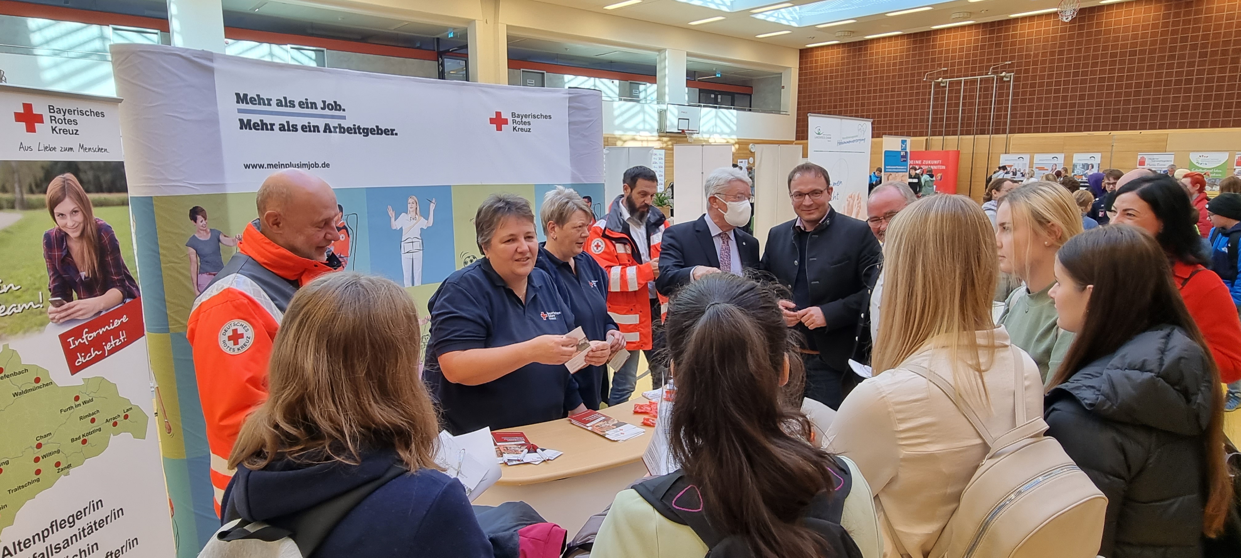 großer Andrang am Messestand des Bayerischen Roten Kreuzes