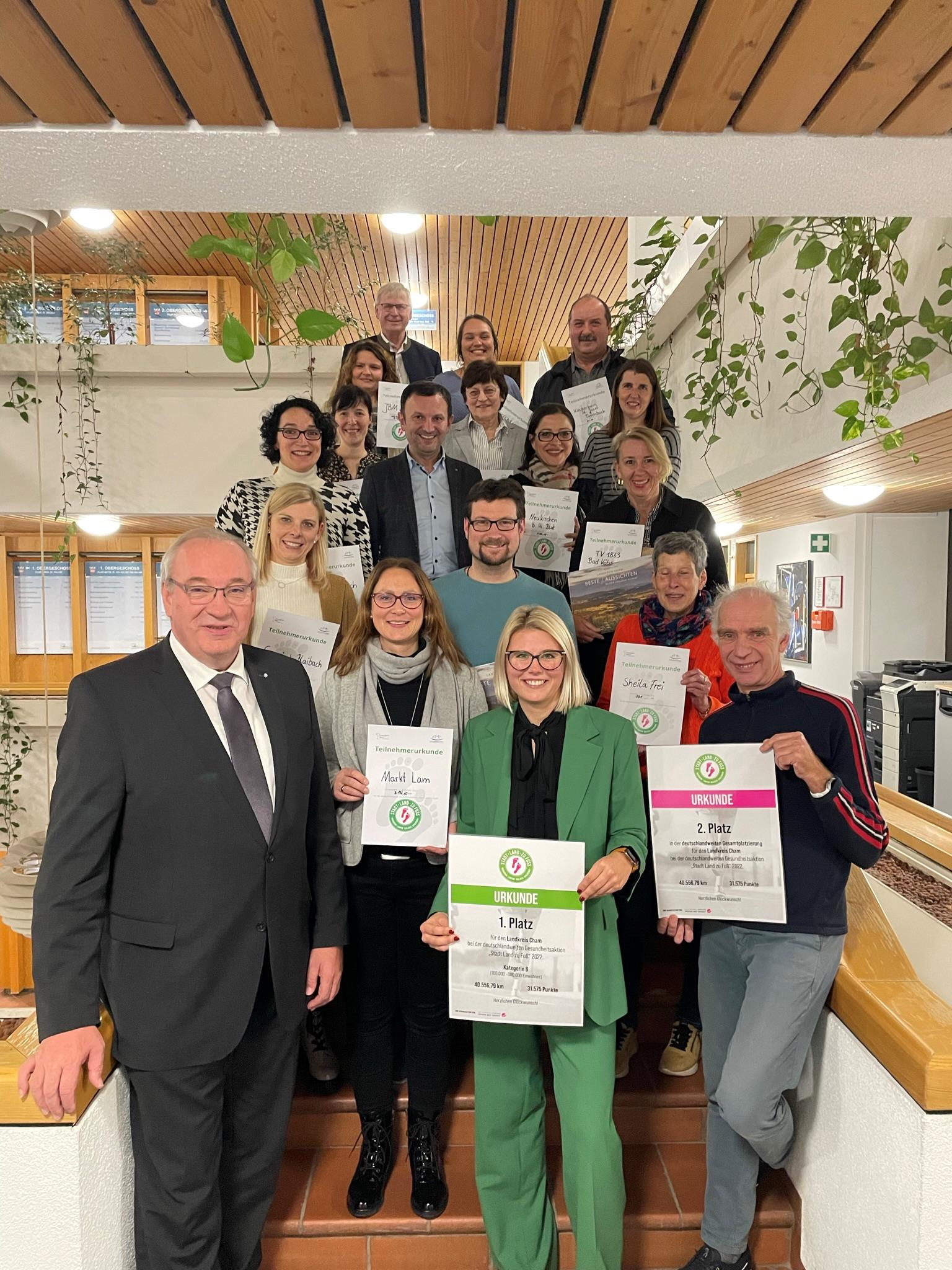 Gruppenfoto der prämierten Team- und Einzelpersonen mit Organisator, Herrn Edzard Wirtjes (rechts unten) Gruppenfoto der prämierten Team- und Einzelpersonen