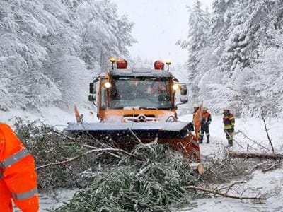 Der Winterdienst der Kreisbauhöfe und die ehrenamtlichen Helfer der Freiwilligen Feuerwehr im Landkreis Cham waren im Dauereinsatz (Foto: Kreisfeuerwehrverband) Der Winterdienst der Kreisbauhöfe und die ehrenamtlichen Helfer der Freiwilligen Feuerwehr im Landkreis Cham waren im Dauereinsatz
