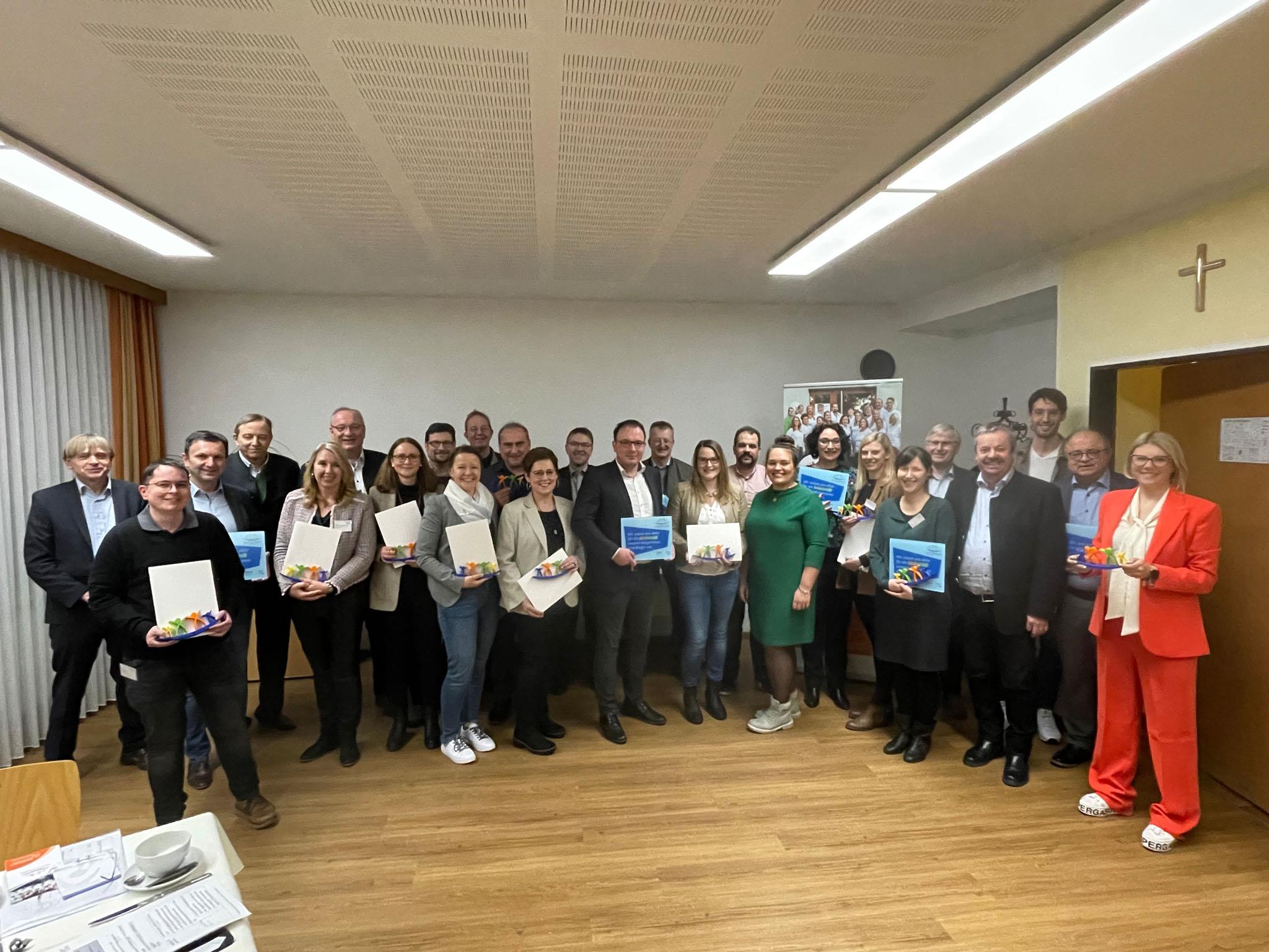 Gruppenbild der neuen Gesundheitsbotschafter mit Landrat Franz Löffler