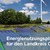 Solar- und Windkraftanlagen in grüner Natur