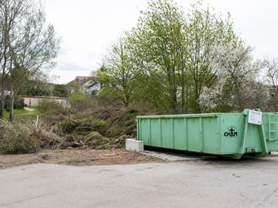 Die Verwertung von Baum- und Strauchschnitt sowie sonstigem Grüngut wird im Landkreis Cham für Privathaushalte flächendeckend angeboten.