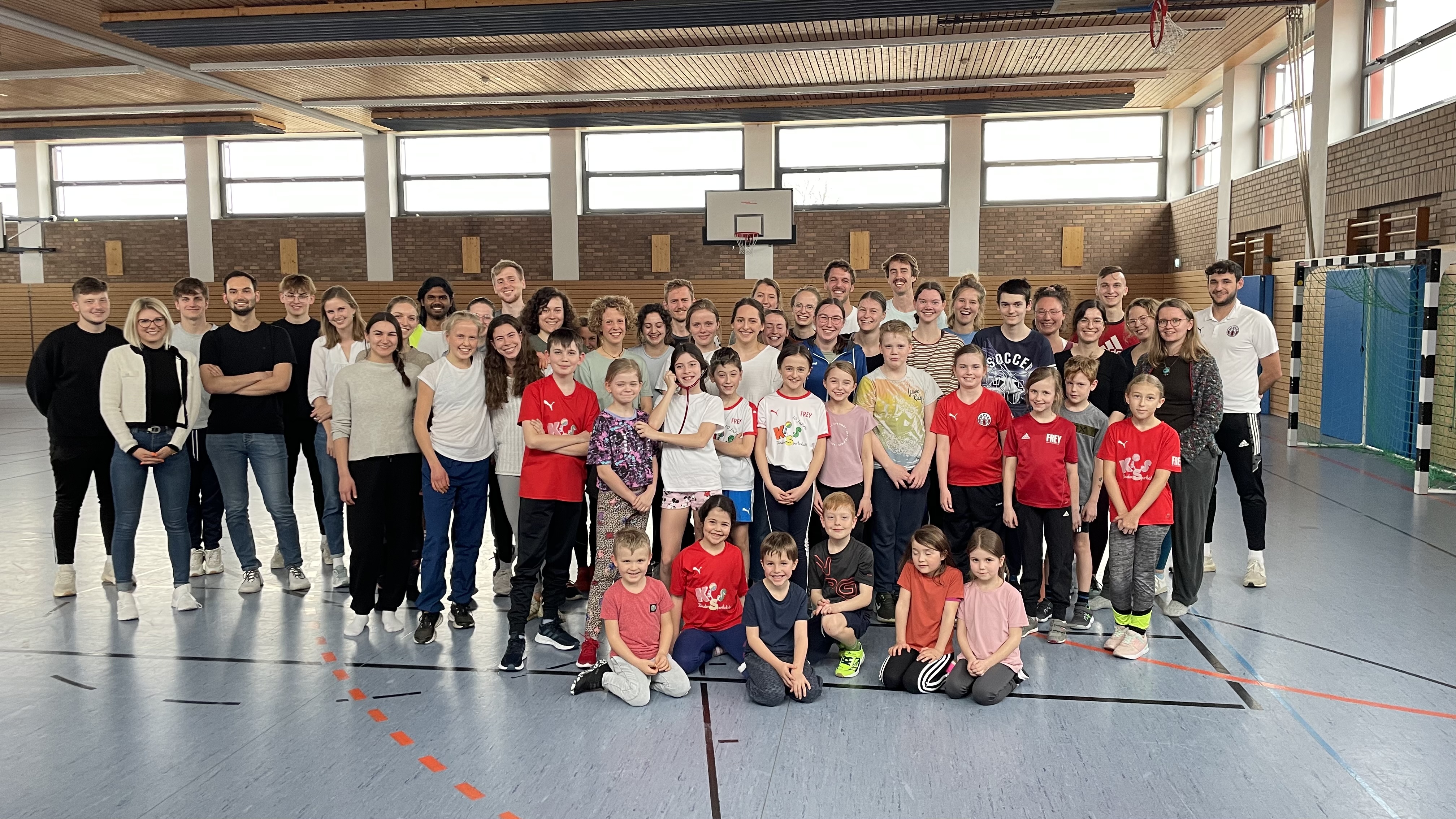 Gruppenbild der Beteiligten am Kinderuntersuchungskurs