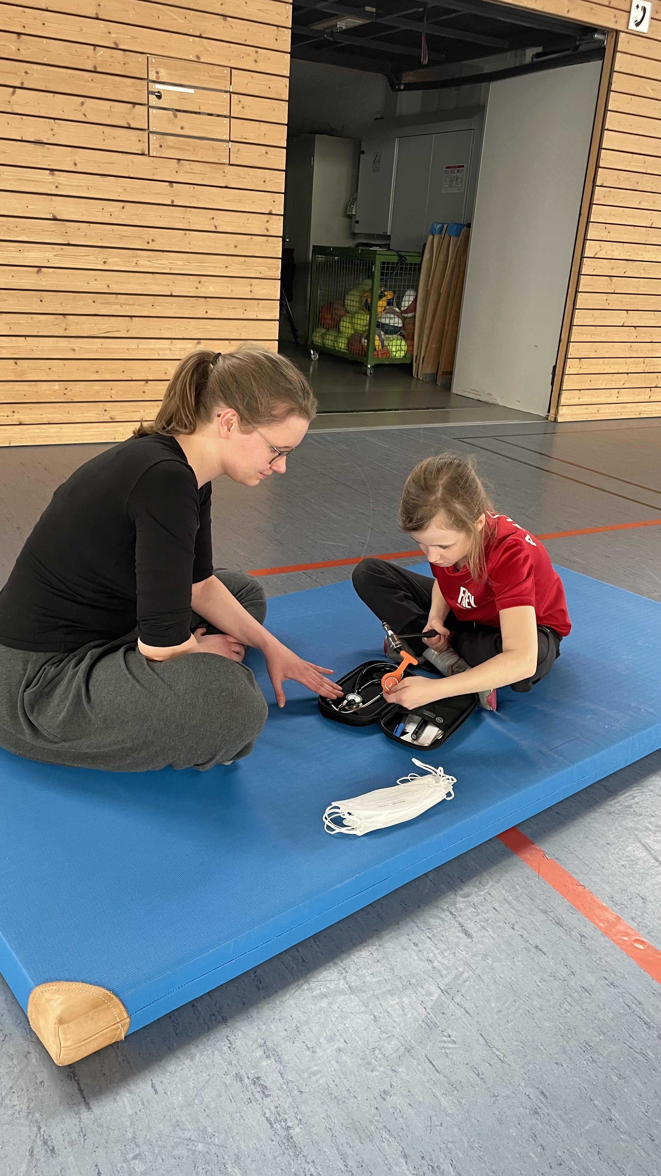 Kind untersucht medizinische Geräte