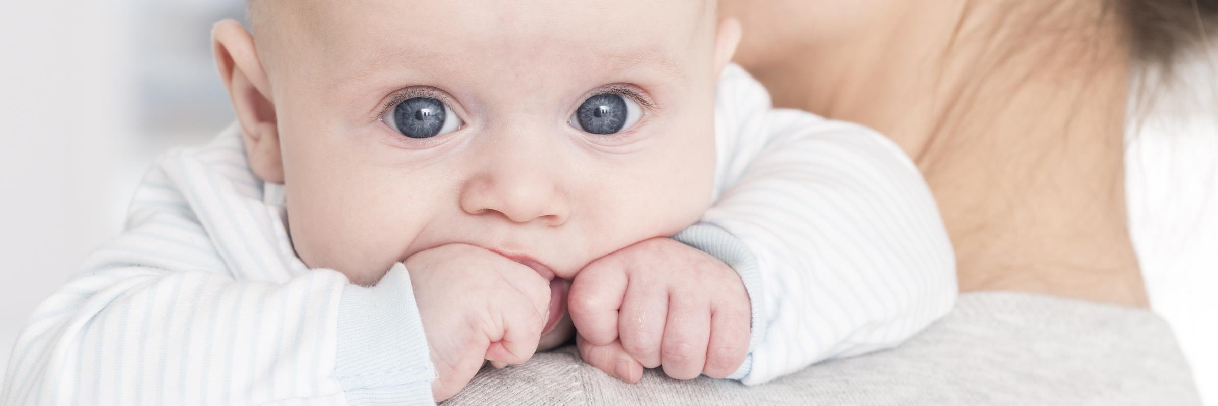 Baby entdeckt die Welt mit den Augen