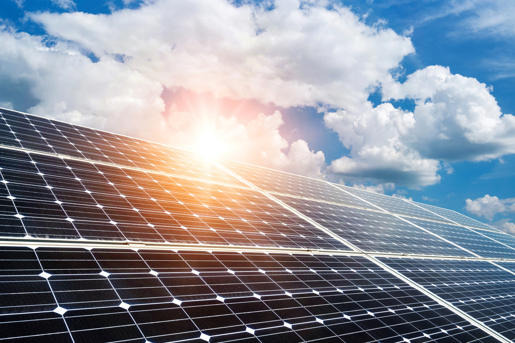 Solarpanel, Photovoltaik bei scheinender Sonne