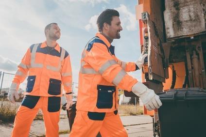 Zwei Müllentsorger bei der Arbeit