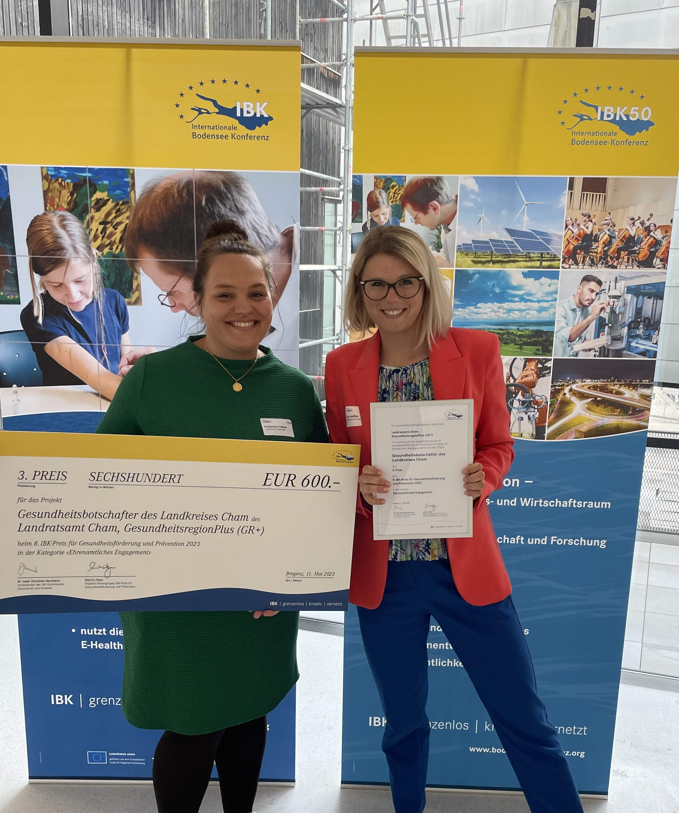 Geschäftsstellenleiterin der Gesundheitsregion Plus Eva Liedtke (rechts) und Kollegin Katharina Tratter nahmen den Präventionspreis für das Landkreisprojekt entgegen.