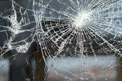 zerstörtes Fensterglas (Adobe Stock 107111301) gebrochenes Verbundglas