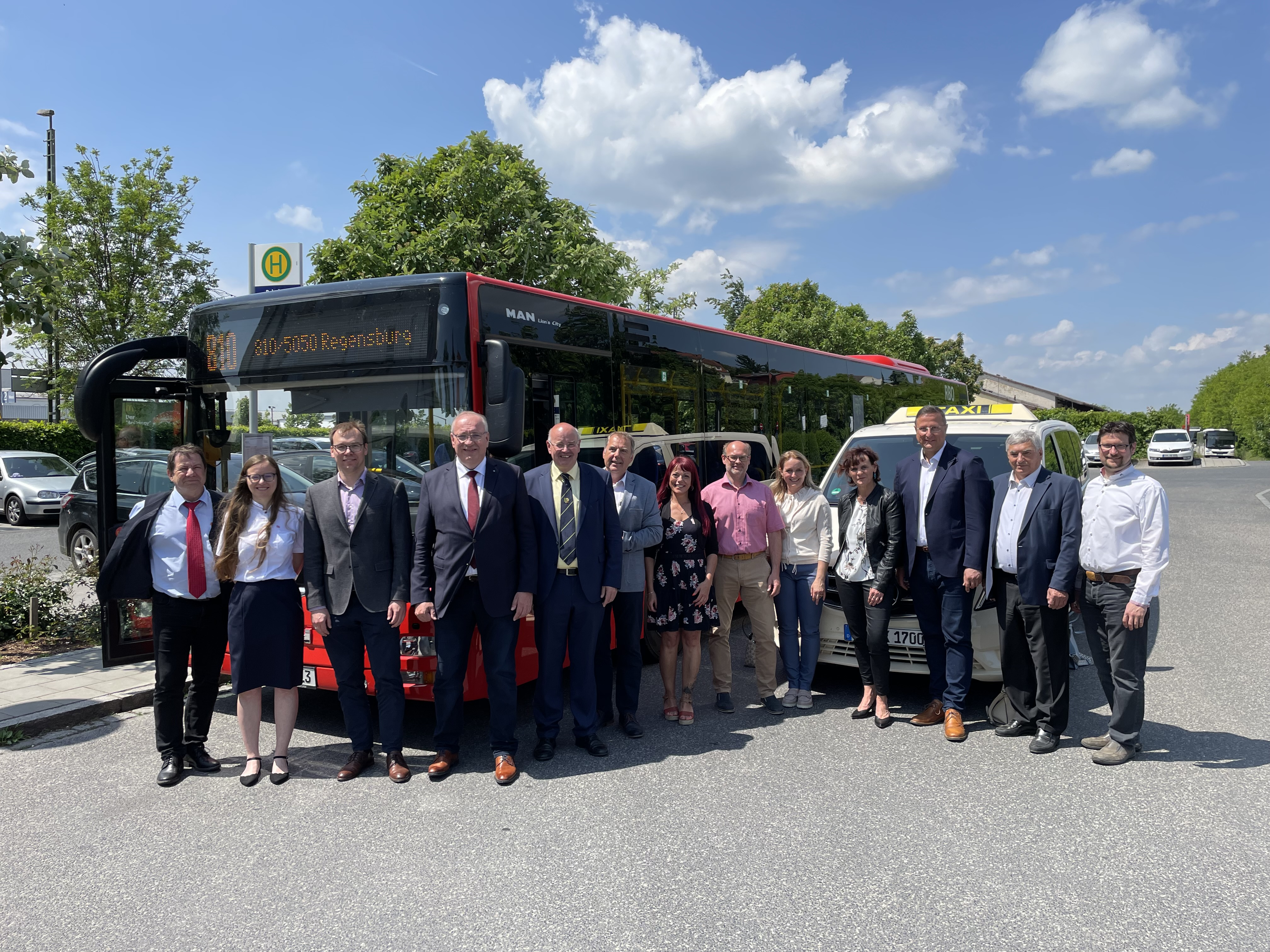 Landrat Franz Löffler präsentierte gemeinsam mit den Verkehrsunternehmen und den Bürgermeistern das neue ÖPNV-Angebot von Cham über Falkenstein und Rettenbach nach Regensburg und den neuen Rufbus im Lamer Winkel.