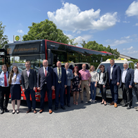 Landrat Franz Löffler präsentierte gemeinsam mit den Verkehrsunternehmen und den Bürgermeistern das neue ÖPNV-Angebot von Cham über Falkenstein und Rettenbach nach Regensburg und den neuen Rufbus im Lamer Winkel