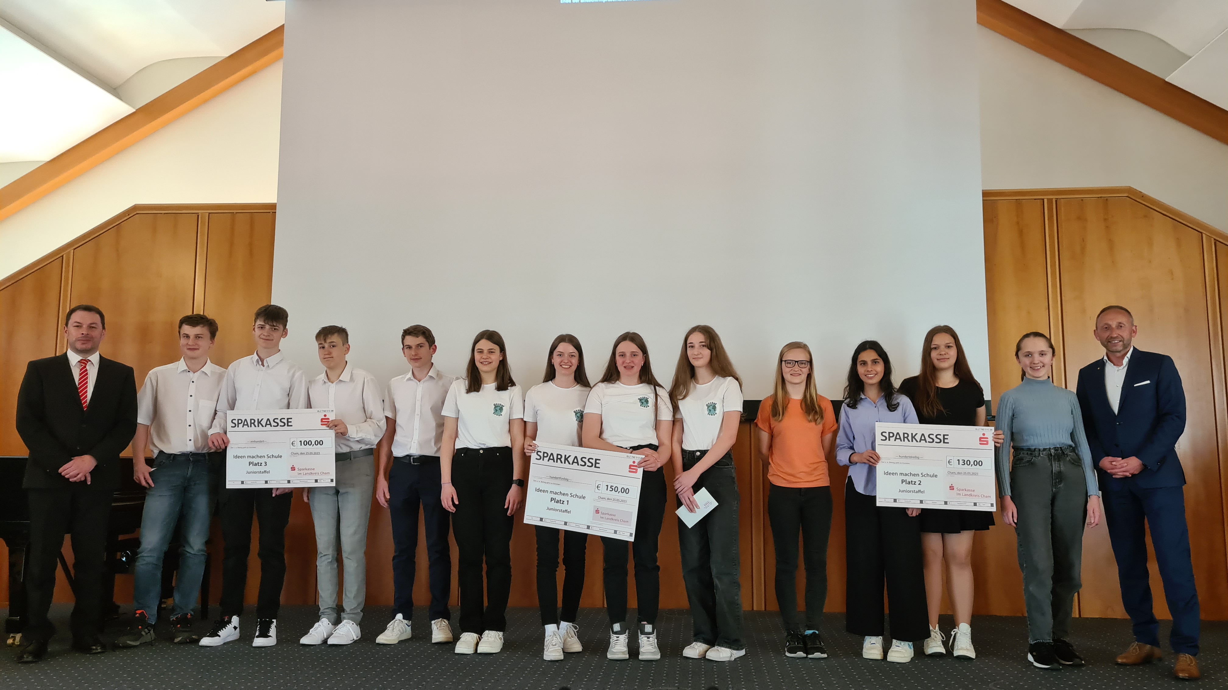 Die Sieger der Juniorstaffel im Schuljahr 2022/2023;
Bildquelle: Chamer Zeitung Leider haben wir keinen Alternativtext zu diesem Bild, aber wir arbeiten daran.