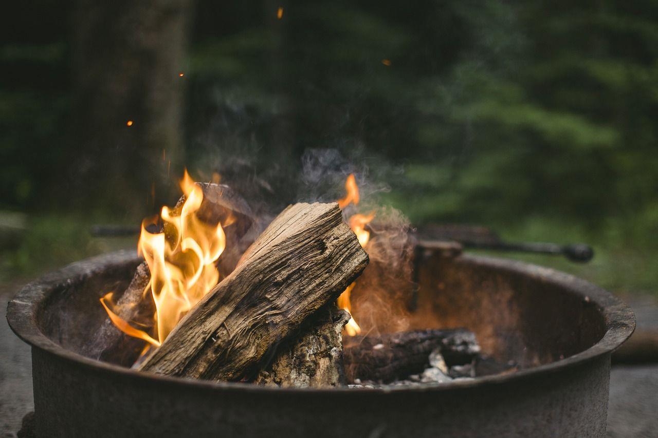 Lagerfeuer entzünden im Einklang mit der Natur