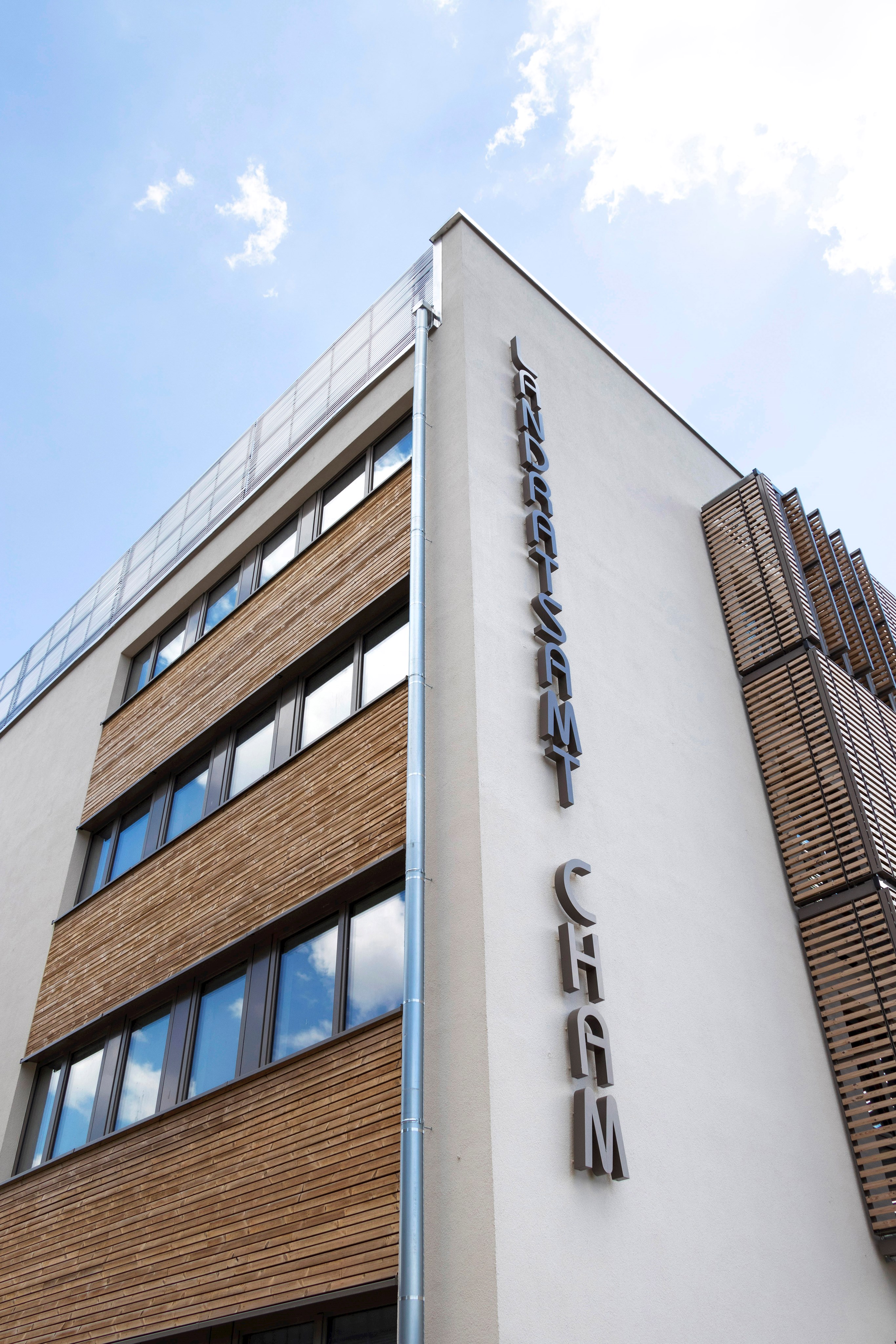 lra_erweiterungsbau_außen_2.jpg Leider haben wir keinen Alternativtext zu diesem Bild, aber wir arbeiten daran.