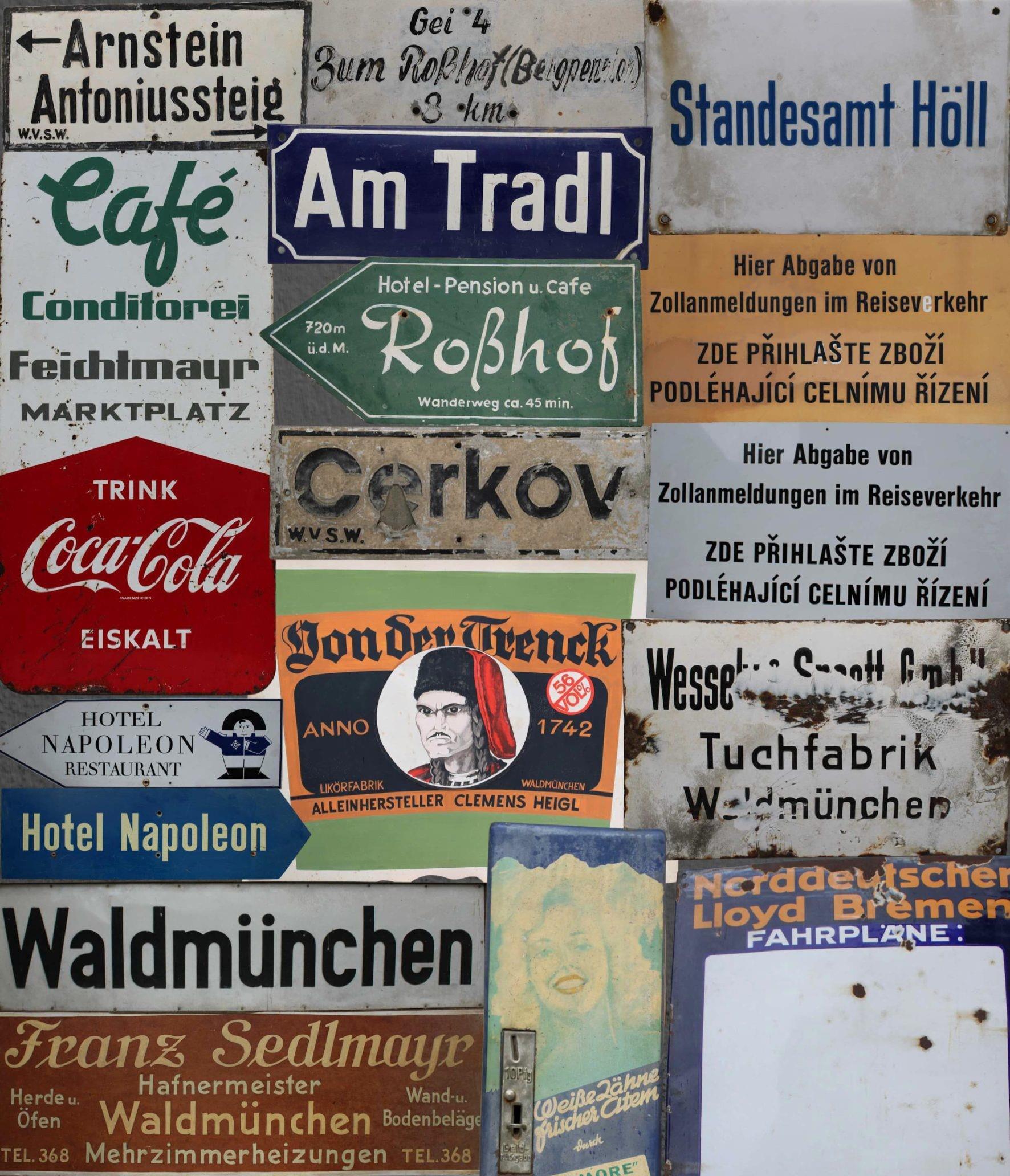 Fotocollage von Schildern