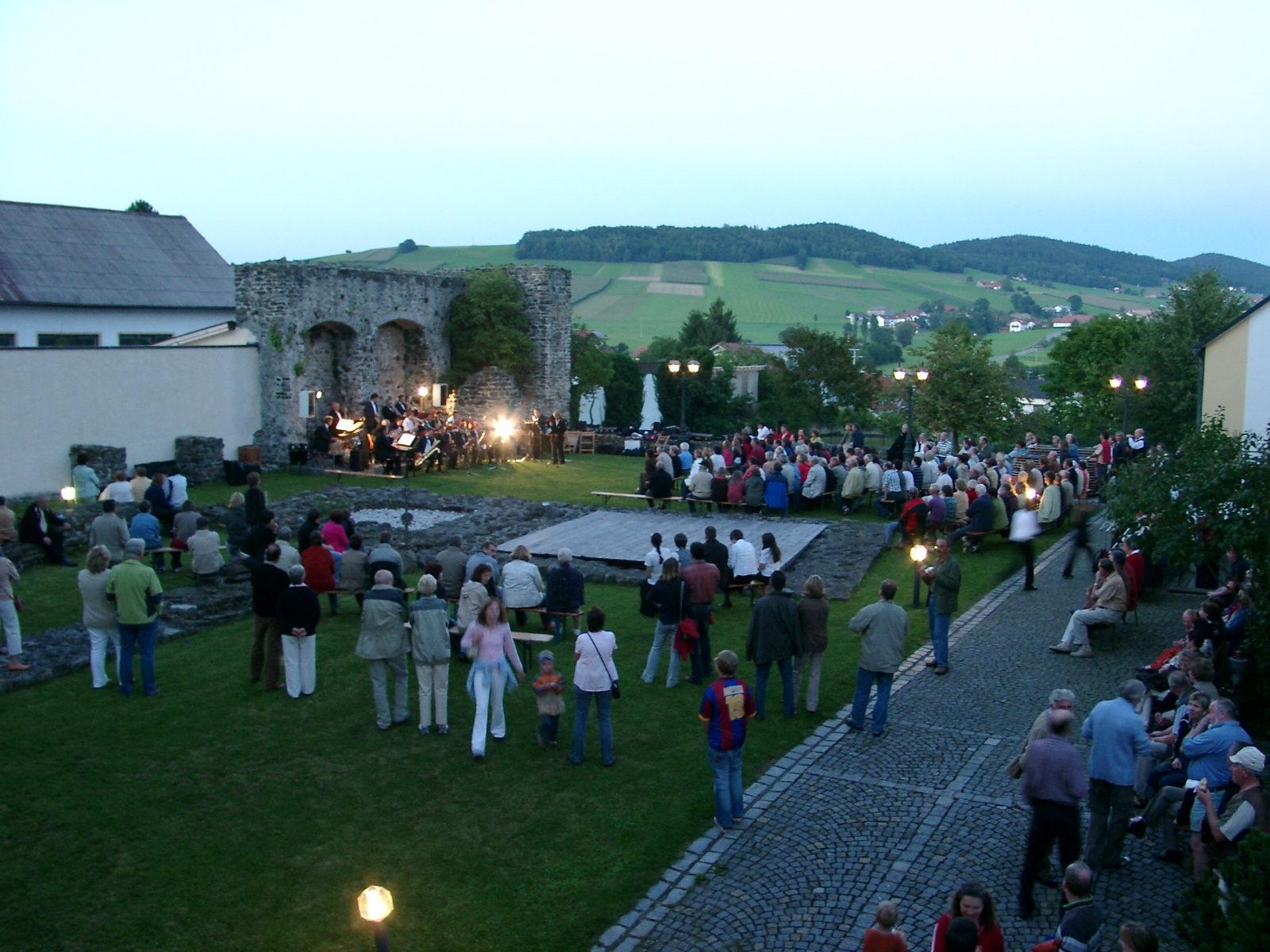 Freiluftkonzert Kultur im Schloss mit Konzertbesuchern