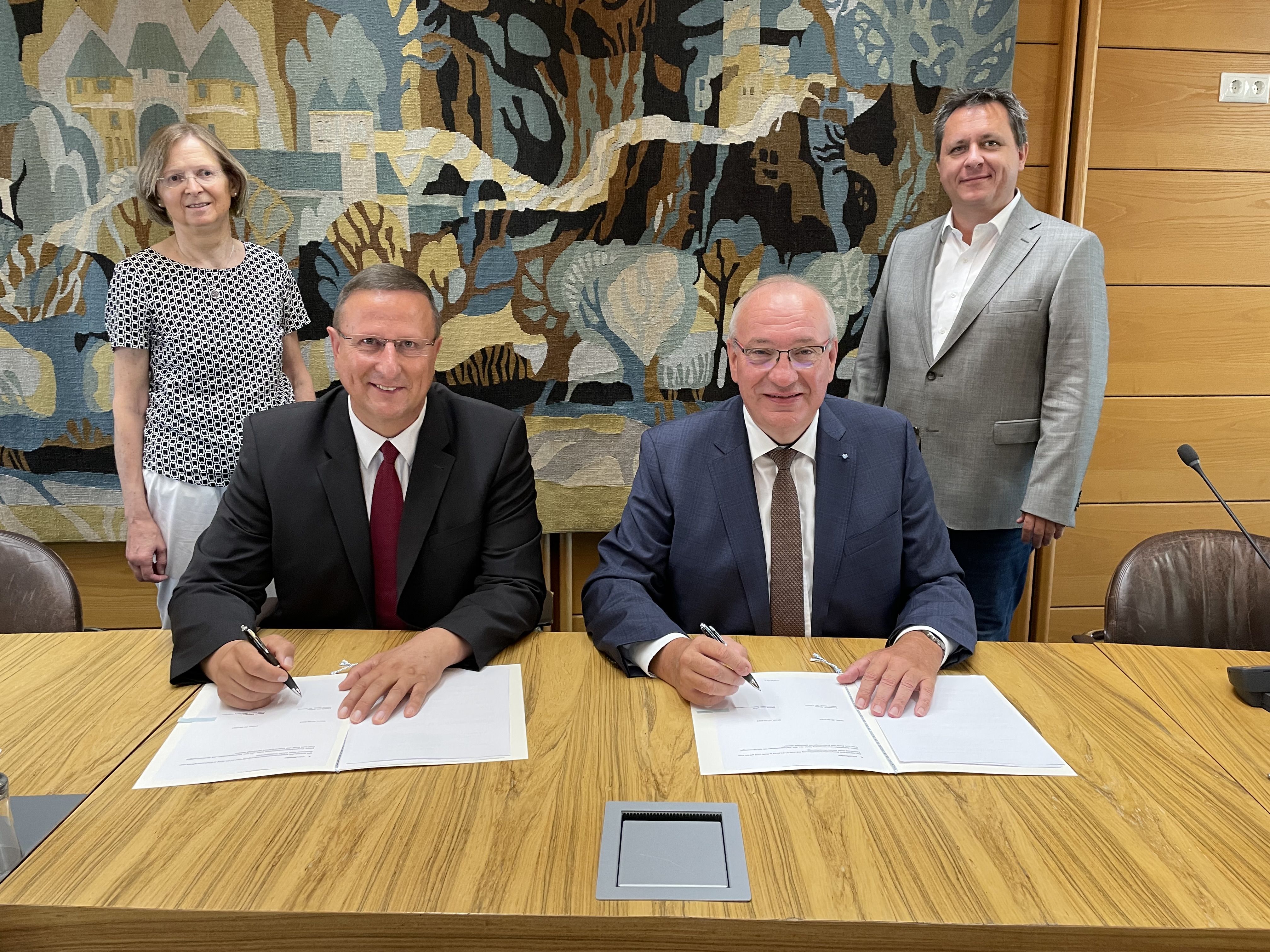Zur Pressemeldung Bezirk Oberpfalz und Landkreis Cham unterzeichnen Kooperationsvertrag