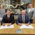 Bezirkstagspräsident Franz Löffler und stellvertretender Landrat Markus Müller unterzeichnen den Kooperationsvertrag