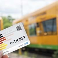Das Deutschlandticket gibt es im Landkreis Cham nicht nur digital am Handy, sondern auch als Chipkarte.