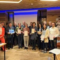 Landrat Franz Löffler überreicht den sechs neuen Gesundheitsbotschaftern die Urkunde und den Bürgermeistern das Qualitätssiegel „gesunde Kommune“