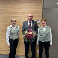 Die beiden Vorsitzenden des OGV Blaibach überreichten Landrat Franz Löffler einen Blumengruß zum Valentinstag