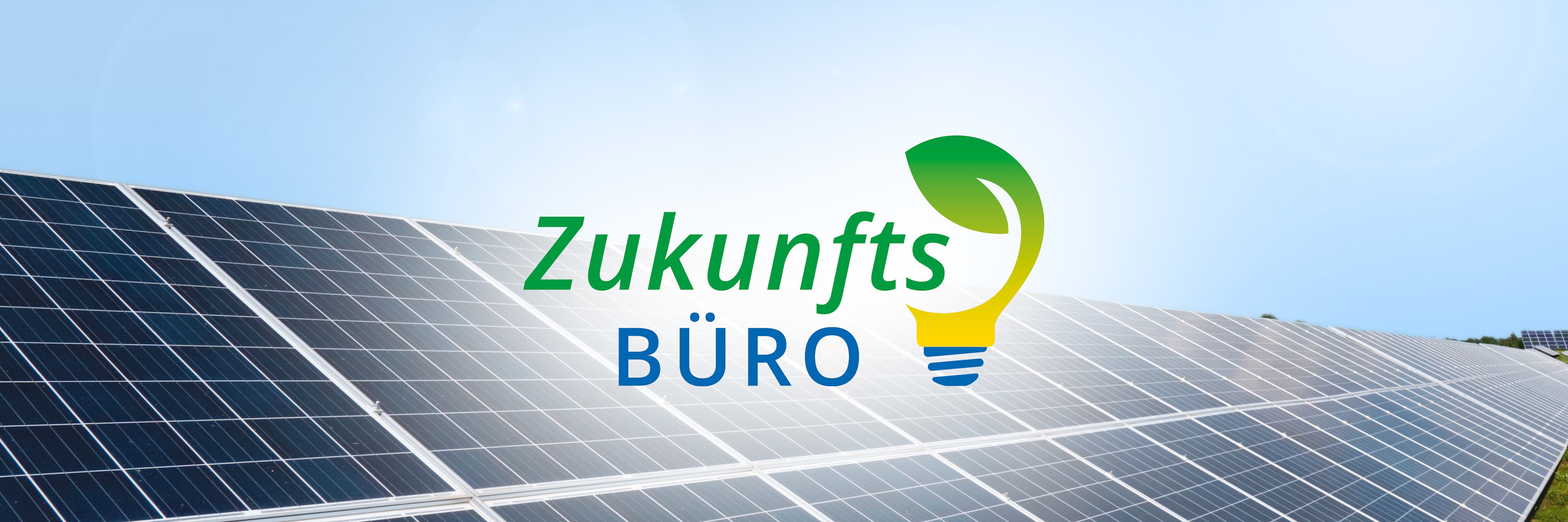 Logo Zukunftsbüro mit Solarplatten im Hintergrund