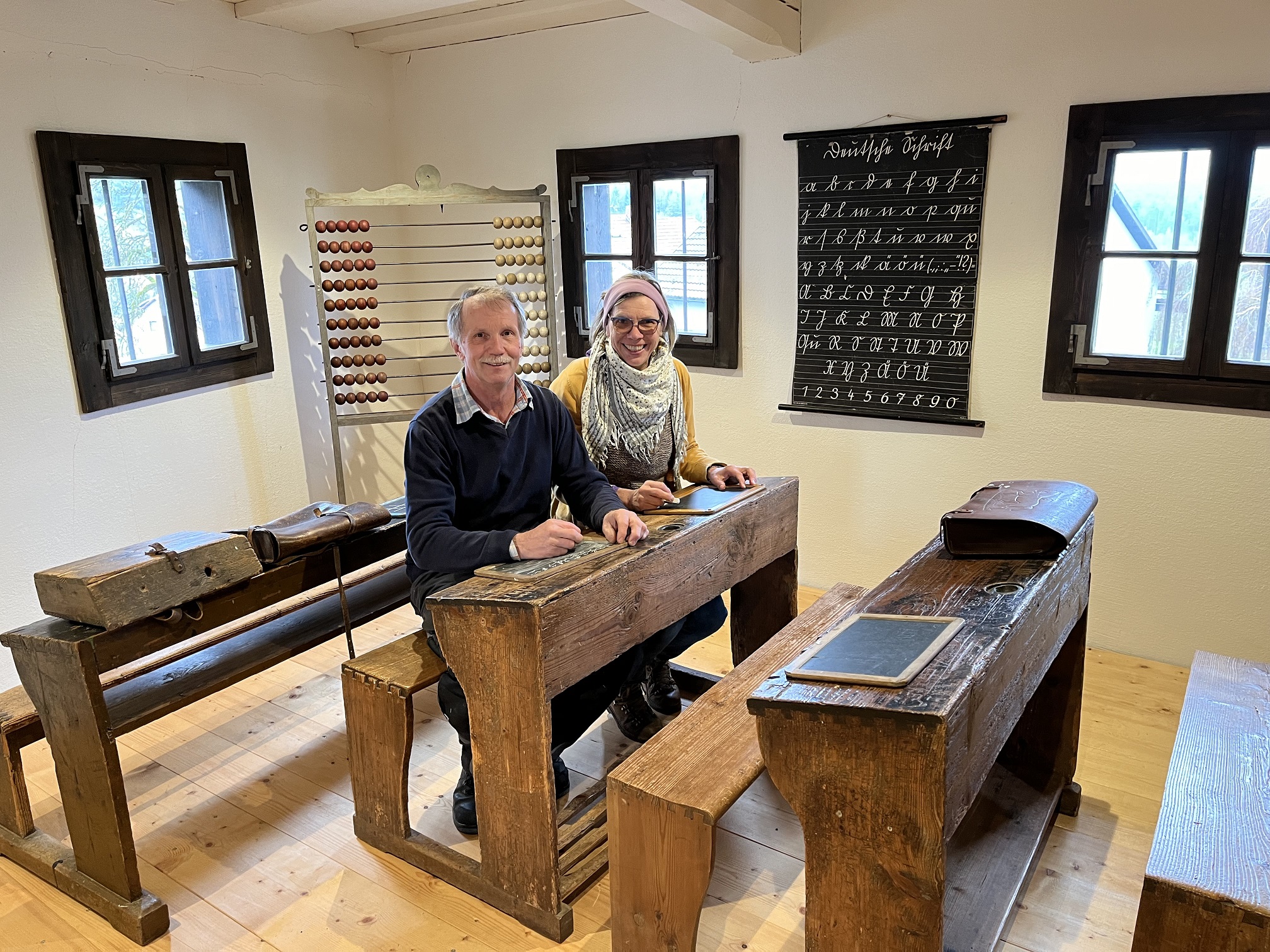 Elfriede und Josef Gleixner freuen sich auf Besucher im Schulmuseum