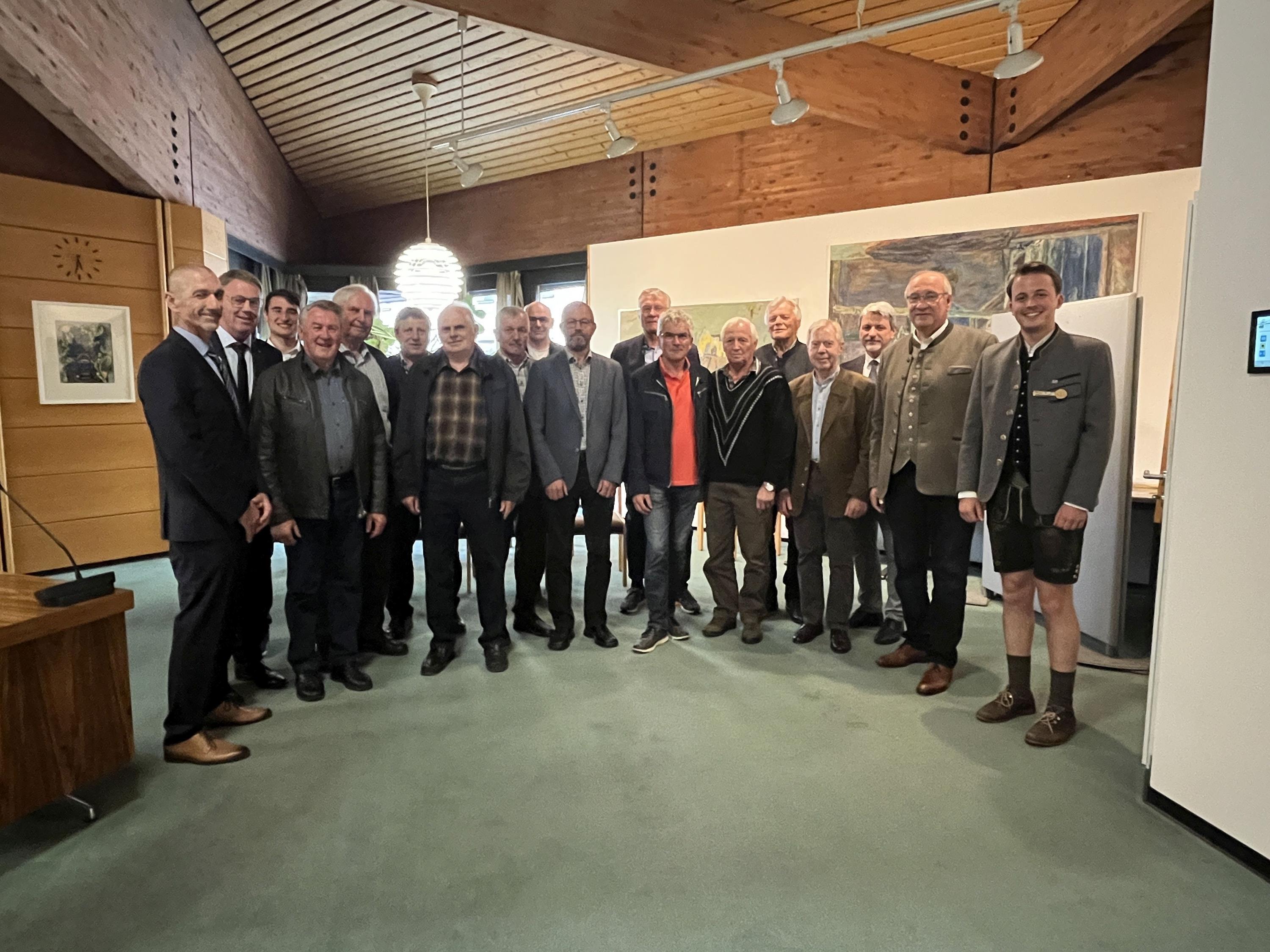 Ehrung von verdienten Feldgeschworenen durch Landrat Franz Löffler Gruppenfoto Feldgeschworenenehrung