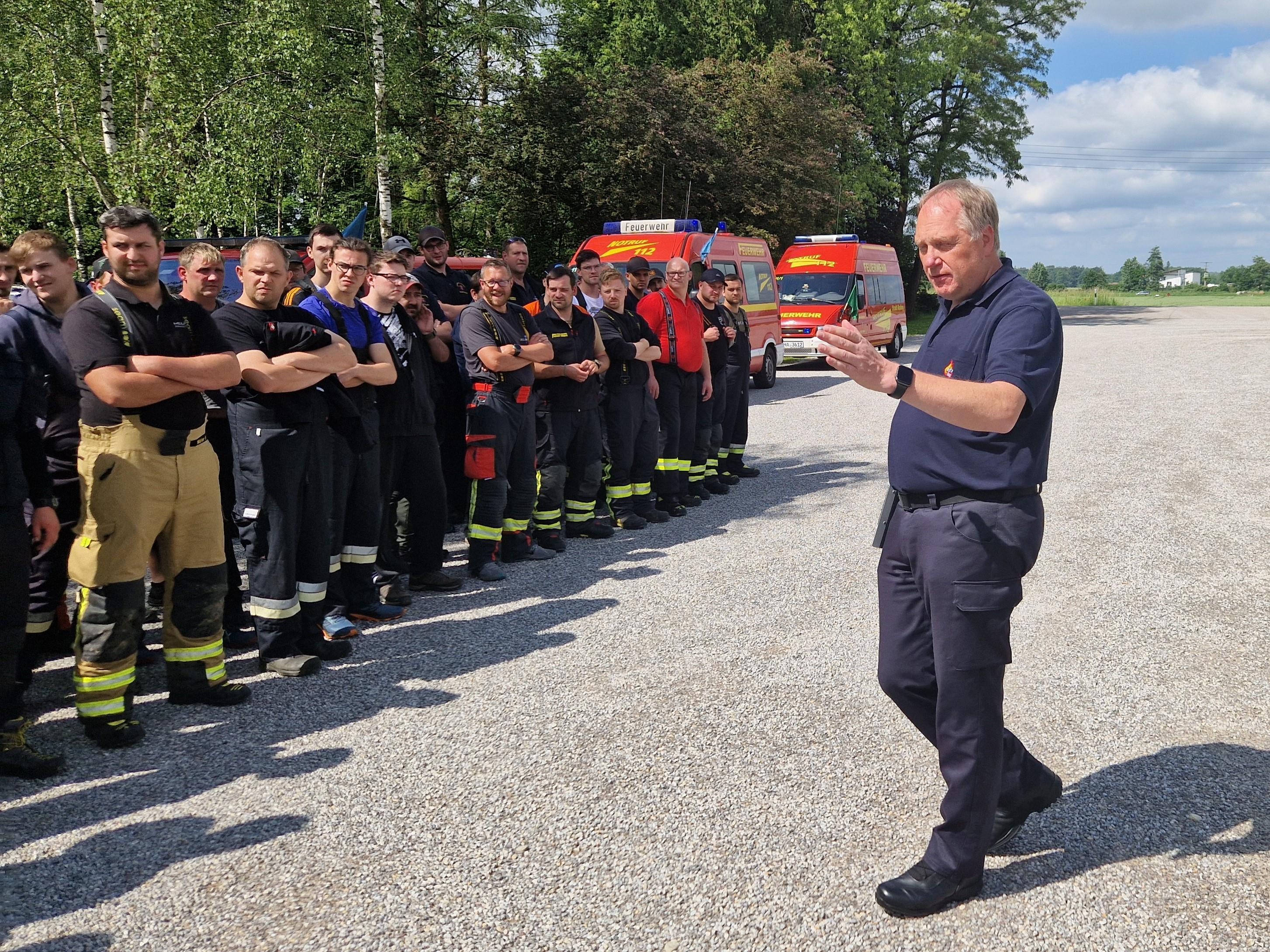 Kreisbrandrat Stahl bei der Einsatzbesprechung