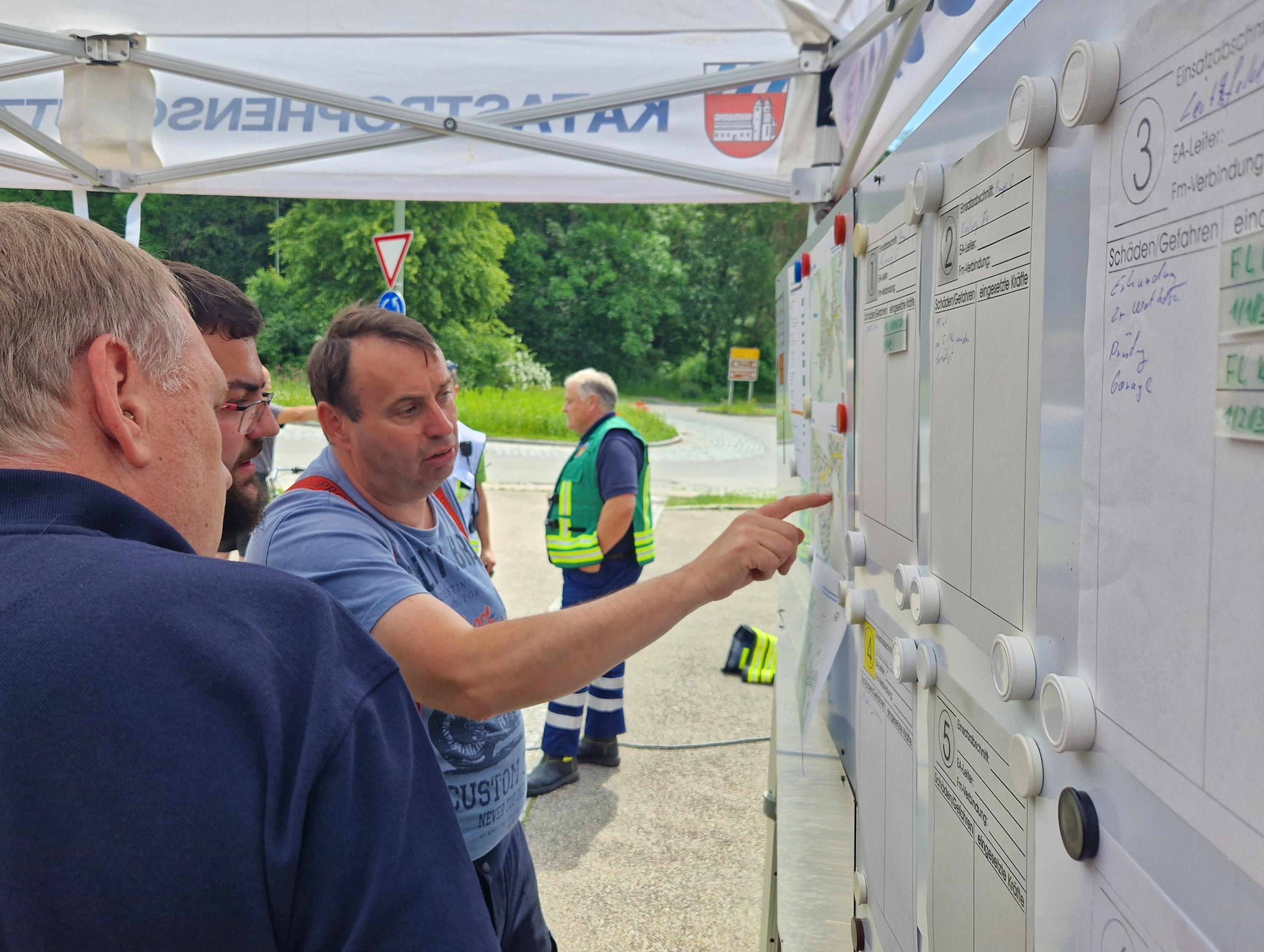 Chamer Feuerwehrkräfte bei der Begutachtung